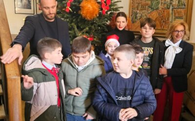 Kićenje božićne jelke u Gradskoj vijećnici i posjet gradonačelniku Šimi Erliću