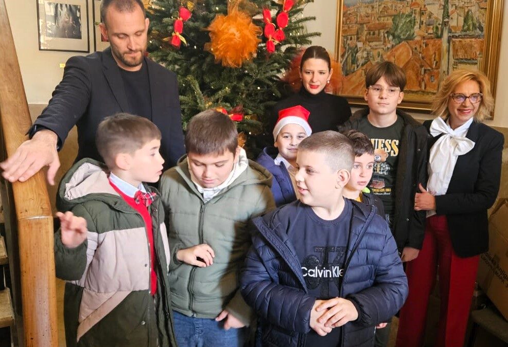 Kićenje božićne jelke u Gradskoj vijećnici i posjet gradonačelniku Šimi Erliću