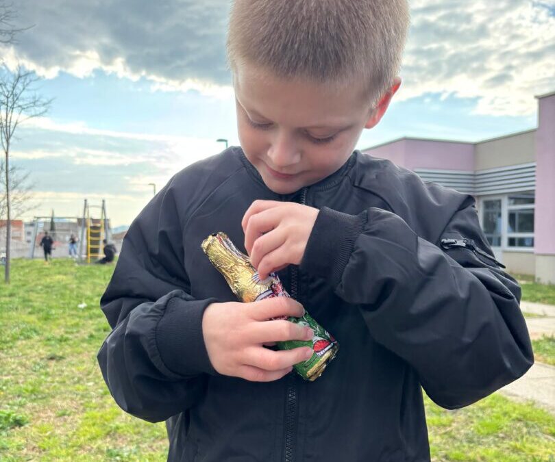 Uskrsna čarolija u školskom dvorištu